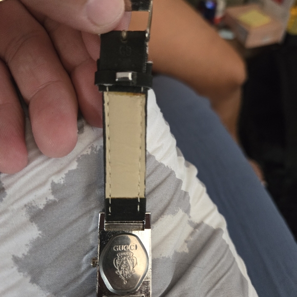 Gucci quartz silver and black watch. - Picture 9 of 11
